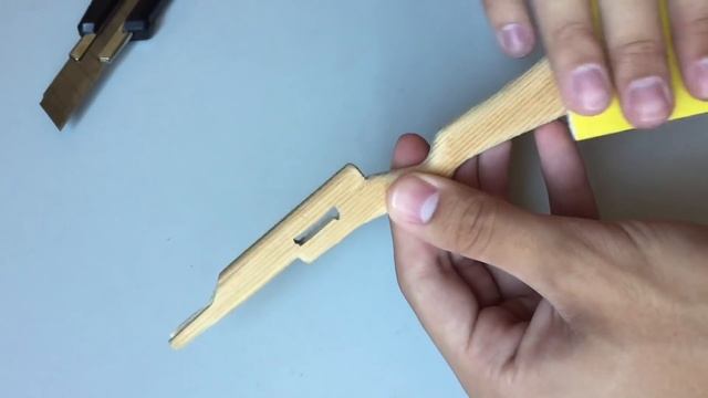 How to Make a Mini Rifle that Shoots - Matchstick Gun смотреть онлайн