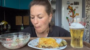МУКБАНГ КАРТОФЕЛЬНАЯ ЗАПЕКАНКА С ФАРШЕМ/САЛАТ С ОВОЩАМИ/MUKBANG ЕДА ОБЖОР