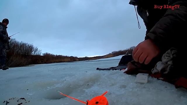 Зимняя ловля ерша Моя рыбалка на реке Нура, в районе заброшенного гидроузла смотреть онлайн