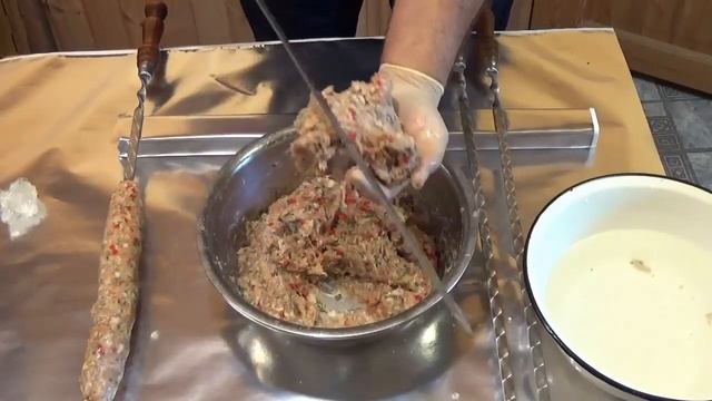 Вкусный кебаб из мяса курицы с сыром на шампурах