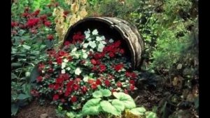 Симпатичный дизайн клумб в виде сухого ручья из цветов