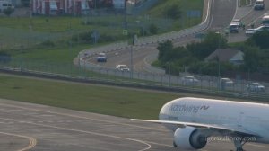 Боинг 777 авиакомпании NordWind Airlines на рулении после приземления в аэропорту Сочи.