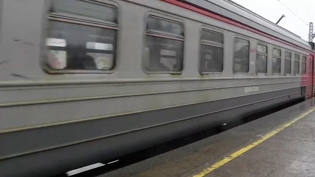 Электропоезд ЭД4М-0332 с сообщением "Москва - Крутое"