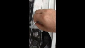 Установка амортизаторов капота Шкода Рапид