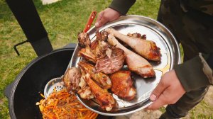 Индейка с рисом и овощами в казане на костре.