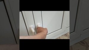 Дверцы под окном холодильник!