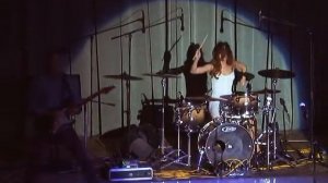 Юлия Савичева-соло на ударных-кавер на группу ''Blur'' в Ногликах