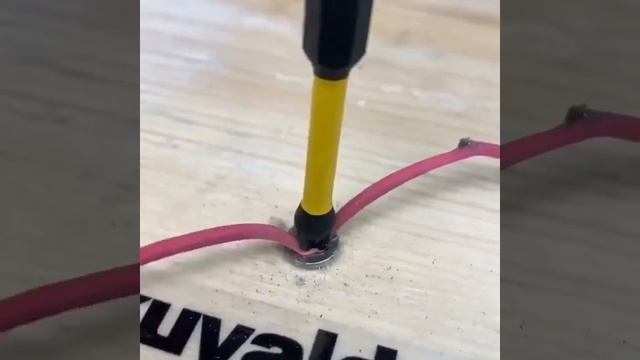 Как выкрутить крестовый шуруп с сорванными (слизанный) гранями смотреть онлайн