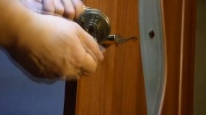 Установка ручки - замка в межкомнатную дверь
