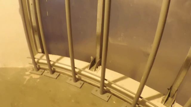 Звуки шагов по лестнице надземного перехода, звуки чистки снега лопатой смотреть онлайн