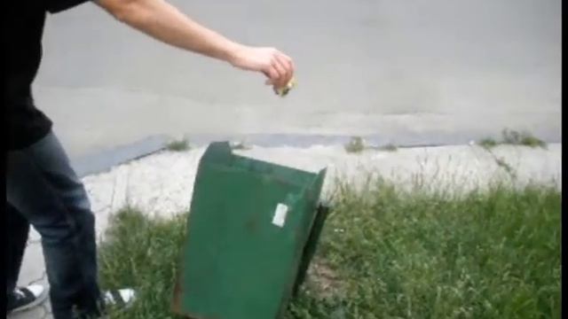 Бросайте мусор в урну мать вашу 