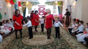 Нежный танец мам и сыновей.