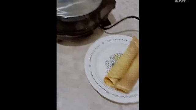 готовим тонкие вафли с незаменимой помощницей kitfort KT-1617 смотреть онлайн