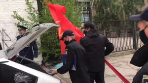 Флаги красные забрала полиция