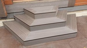 Трапецевидная лестница из ДПК три ступени на металлокаркасе