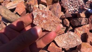 фиолетовых Алмаза нашёл в гранитной горе
