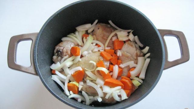 Жаркое из курицы с маринованными огурцами