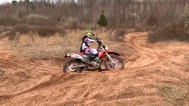 Honda crf250l and Yamaha ttr 110 hitting the track berm. смотреть онлайн