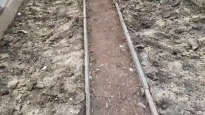 Готовим теплицу к посадкам, раскисляем почву доломитом.