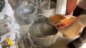Заливаем стяжку с уклоном по маякам в душевой и сауне.