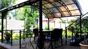 Из поликарбоната арочный навес для отдыха в саду, на даче, беседка возле дома, конструкция, дизайн.