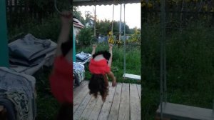 Простые элементы на турнике, качелях и кольцах