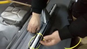 Шнуровка укосин на аэролодке Манёвр.