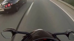 YAMAHA R1 vs Nissan GTR..Ямаха р1 и Нисан
