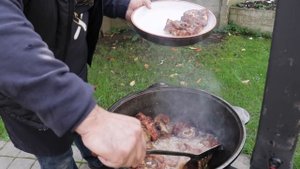 Необычный рецепт приготовления сочного мяса в казане на костре,который получится у каждого