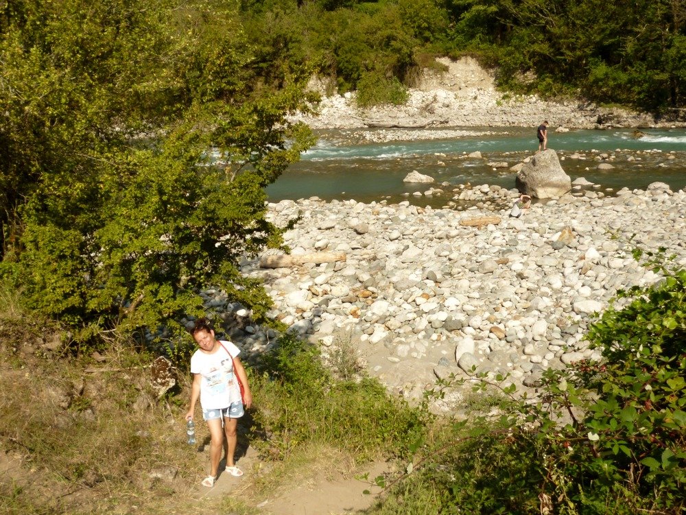 Горная река Юпшара - остановка по дороге к озеру Рица