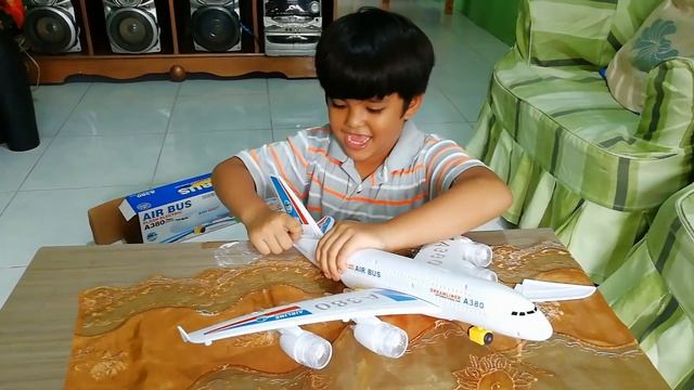 BATTERY OPERATED AIRBUS A380 TOY | UNBOXING смотреть онлайн