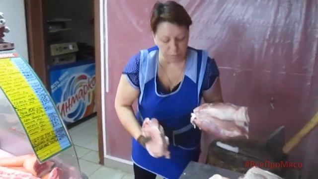 Свинина на витрине. Выкладка мяса