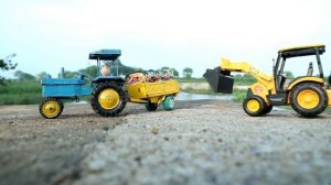 Игрушки возят печенье на дамбе