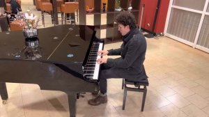 What happens, when a Pianist plays at a Karstadt Shopping Restaurant?