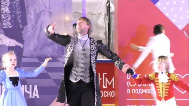 С папой и мороз не страшен! Александр Плющенко выступил на открытом катке в парке Малевича 18.12.21 смотреть онлайн