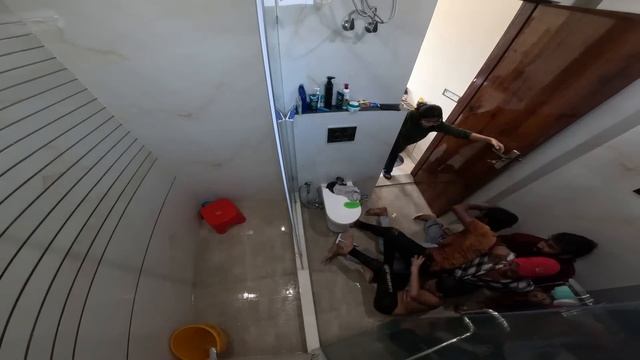 Bathroom me fass gaye aaj toh смотреть онлайн