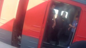 Пьяное быдло задерживает электричку.