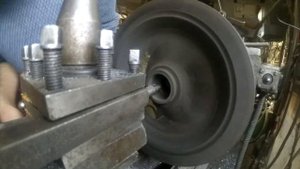 Проточка шкива под вал электродвигателя компрессора.