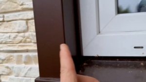Как закрепить пластиковую околооконную планку, чтобы она не выходила из финишного профиля
