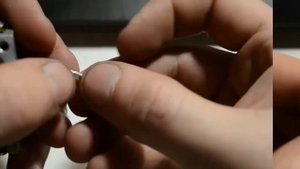 Заливает карбюратор бензопилы бригадир