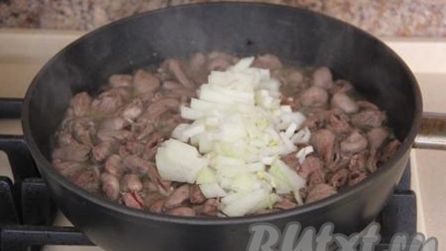 Куриные сердечки с рисом на сковороде