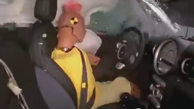 2008 MINI Cooper Side IIHS crash test смотреть онлайн