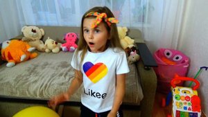 Мама с малышом хотят спать, но София мешает | Видео для детей