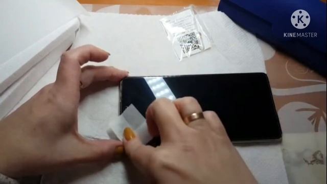 Как наклеить защитное стекло на телефон? Легко!