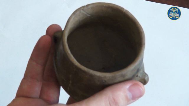 Закарпатські митники передали в музей унікальний горщик пізньої бронзової доби