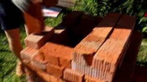 Почти помпейская печь для пиццы из простого кирпича без раствора и глины