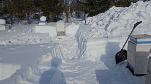 Продолжаю освобождать улья от снега