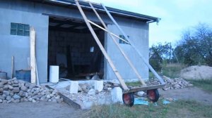 Подъем кровельного листа на крышу в одиночку