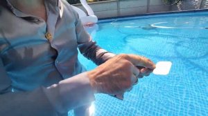 Клей под водой, не сливая воду.