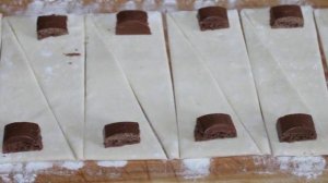 Рогалики из слоеного теста с шоколадом и орехами